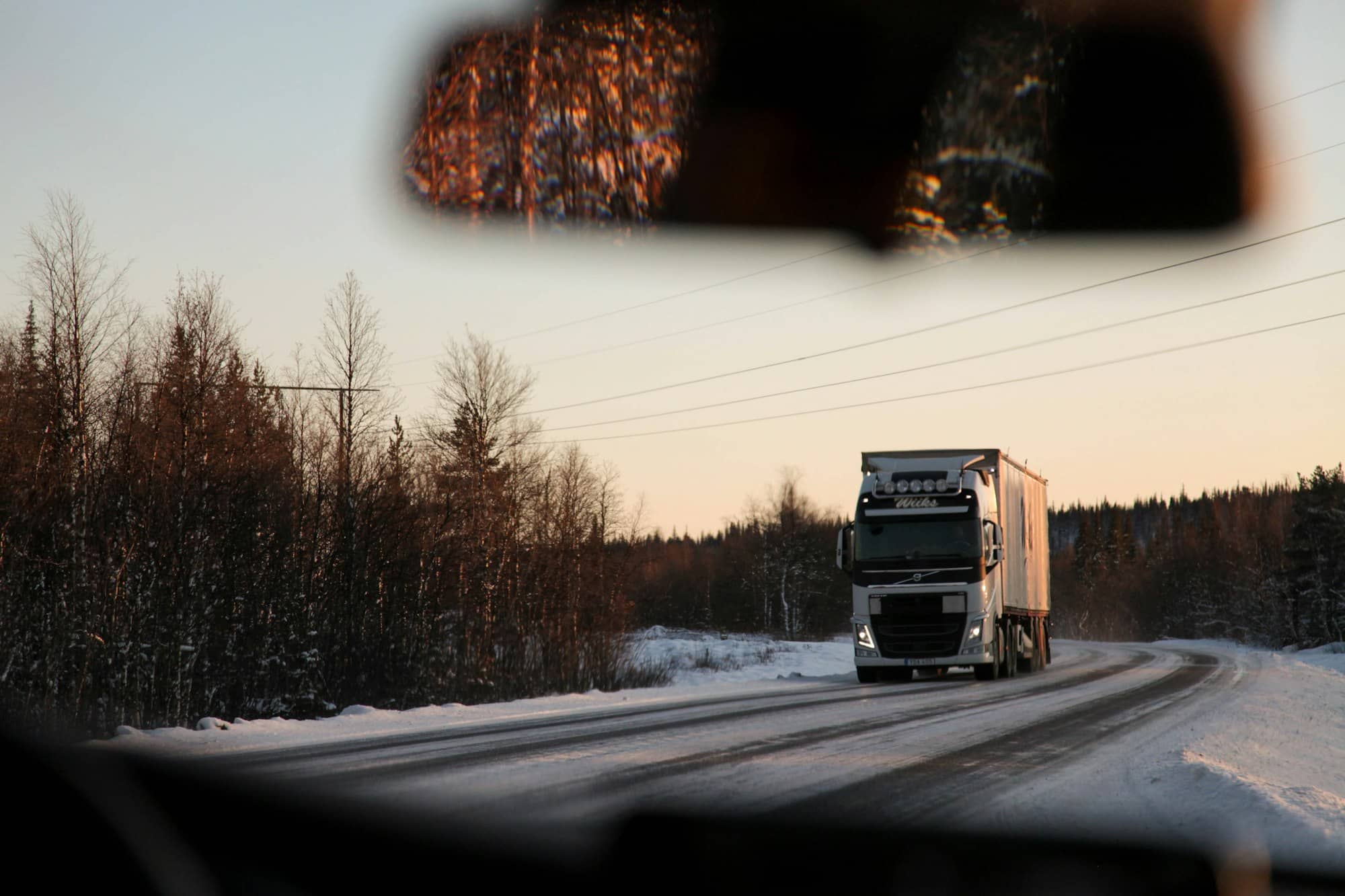 Camion vu dans le rétroviseur sur une route d'hiver canadienne