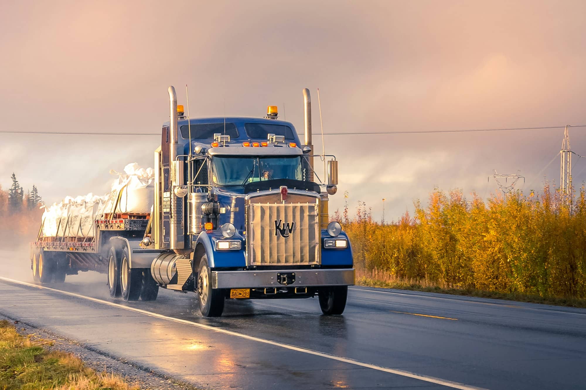 Camion de transport longue distance sur une route canadienne