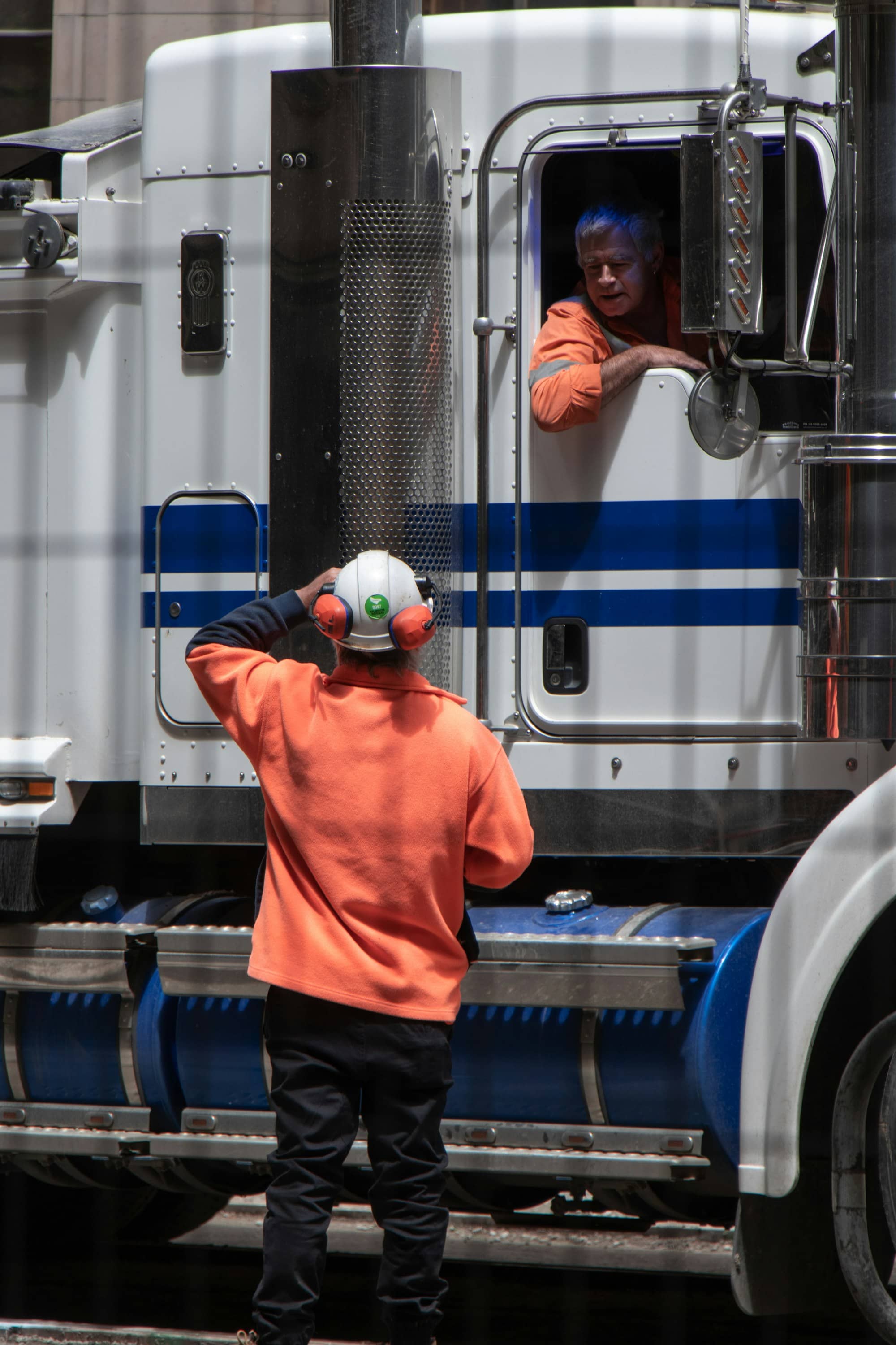 Chauffeurs de camion professionnels près d'un tracteur routier