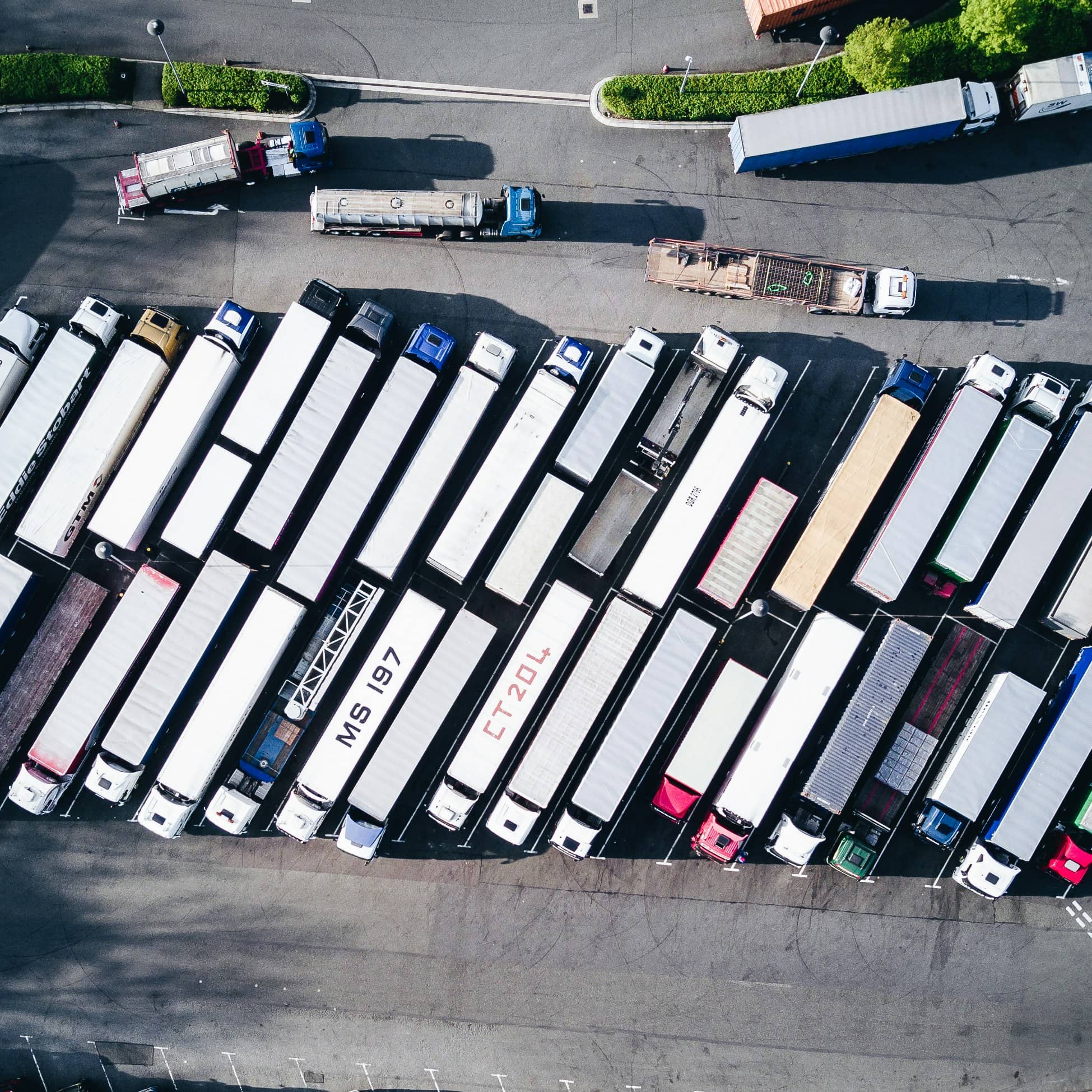 Vue aérienne de remorques stationnées dans un terminal de transport